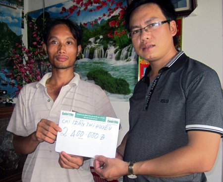 PV Dân trí trao 2.400.000 đồng cho anh Tuất chồng chị Huyền. 