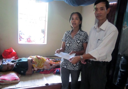 Hơn 3 triệu đồng của bạn đọc tiếp tục đến với chị Hồ Thị Thế. 