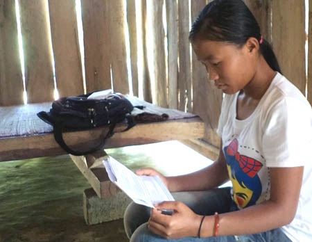 Cầm giấy bào nhập học mà lòng Tâm trĩu nặng vì hoàn cảnh quá khó khăn.