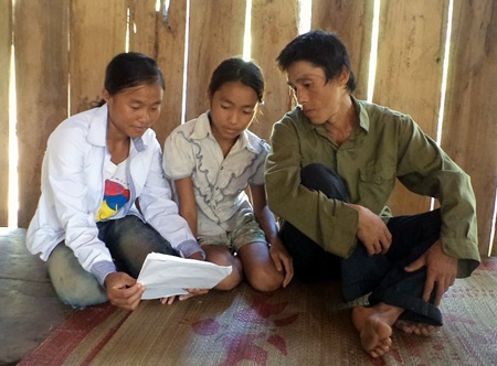 Cầm giấy bào nhập học mà lòng Tâm trĩu nặng vì hoàn cảnh quá khó khăn.