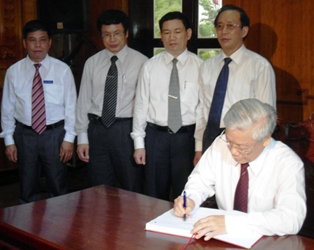 Tổng Bí thư Nguyễn Phú Trọng thăm chi bộ Đảng đầu tiên của tỉnh Nghệ An - 2 Tổng Bí thư Nguyễn Phú Trọng ghi vào sổ lưu niệm tại Khu di tích Kim Liên.