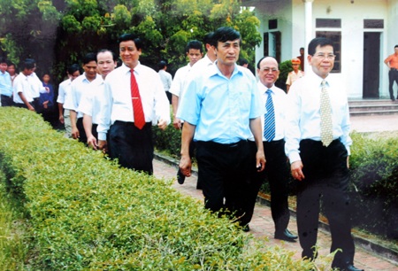 Nguyên chủ tịch nước Nguyễn Minh Triết thăm khu lưu niệm Tổng Bí thư Lê Hồng Phong.