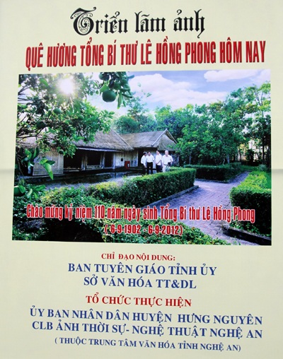 Học sinh được thầy giáo đưa đến thăm khu di tích Tổng bí thư Lê Hồng Phong.