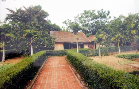 Nguyên Tổng Bí thư Lê Khả Phiêu thăm quan khu lưu niệm Tổng Bí thư Lê Hồng Phong.