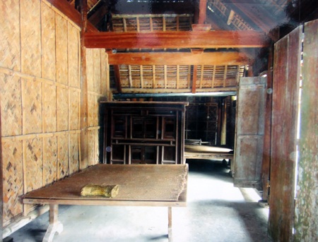 Bộ phản gỗ của gia đình đồng chí Lê Hồng Phong, ở xã Hưng Thông, Hưng Nguyên.