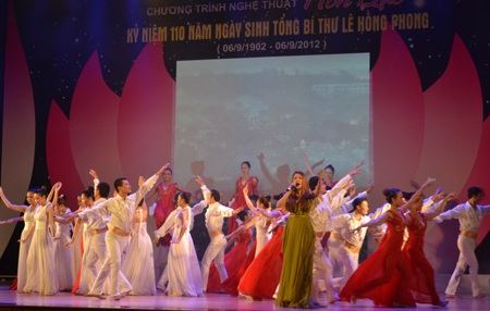 Ấn tượng chương trình nghệ thuật "Hồn Quê" - 9 Chương trình nghệ thuật Hồn Quê đã để lại ấn tượng trong quần chúng nhân dân.