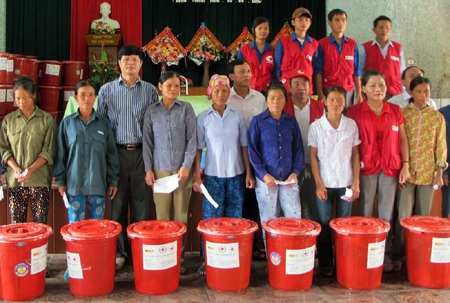 Nhân dân Yên Thành nhận thùng đựng nước do Hội chữ Thập đỏ Việt Nam ủng hộ.