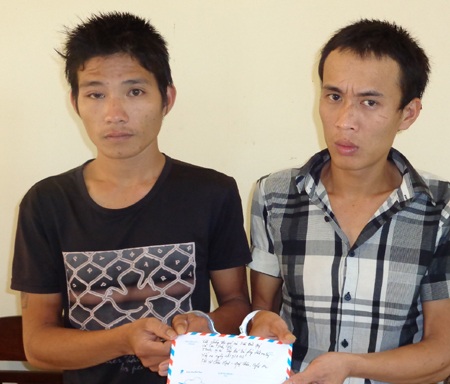 Hai đối tượng cùng tang vật.