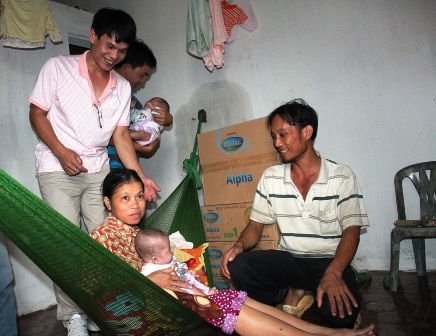 Đến nay vợ chồng an Tuất chị Huyền đã nhận được rất nhiều sự giúp đỡ của độc giả Dân trí.