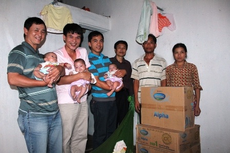 Công ty sữa Vinamilk hộ trợ 48 hộp sữa bột cho gia đình 3 trẻ em khát sữa