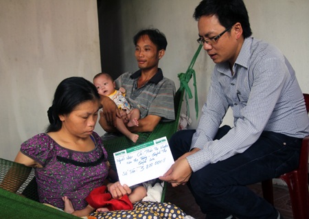 PV Dân trí trao quà tới chị Trần Thị Huyền.