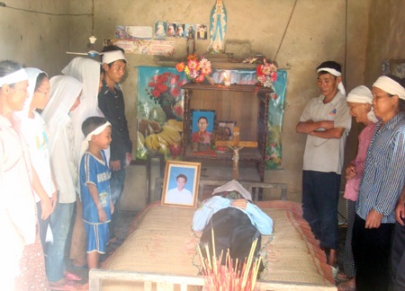 Ông Bình mãi mãi an nghỉ nơi cõi thiên cùng với vợ và để lại 4 đứa con thơ dại giữa dòng dời.