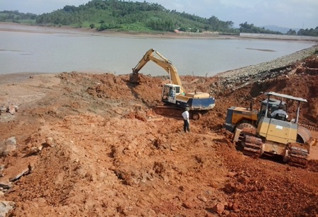 Nỗ lực đắp vá chỗ đập vỡ.