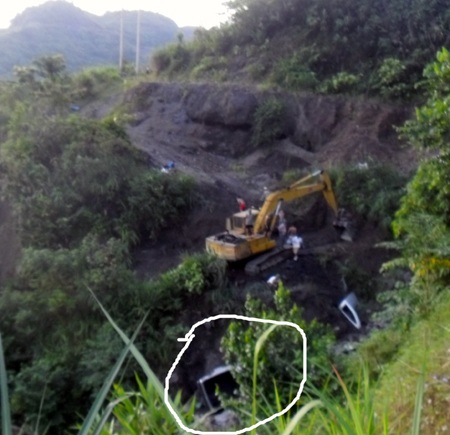 Chiếc xe bán tải chở 5 người lao xuống vực sâu hơn 50m. 