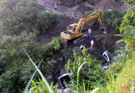 Kéo chiếc xe bị nạn lên khỏi vực.