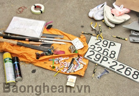 Tang vật thu được trong xe Ngà (Ảnh: BNA)