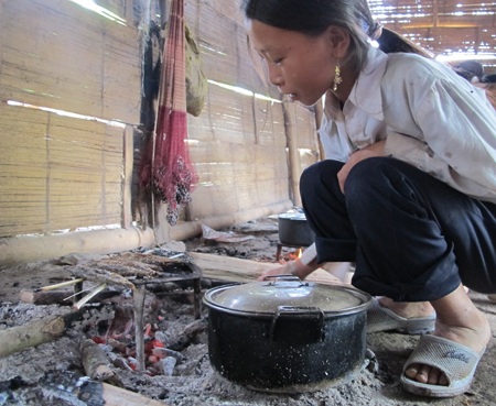 Đây là cảnh các em học sinh Nhôn Mai thổi cơm trưa. 