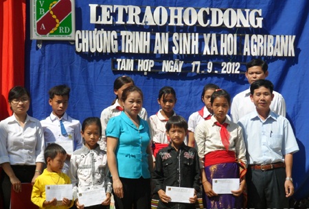 Trao học bổng tại trường PTCS xã Tam Hợp, Tương Dương (Nghệ An).