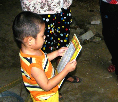 Hơn 3 tuổi nhưng bé Hoàng Anh người dân tộc thiểu số đã biết đọc vanh vách. 