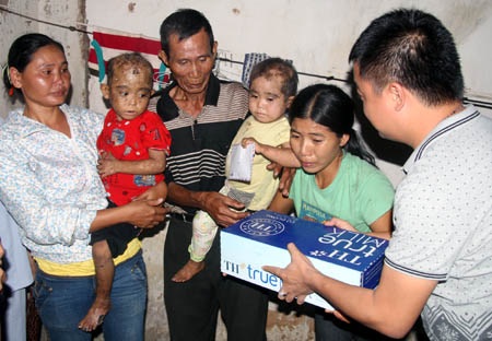 Một số anh em doanh nghiệp thành phố Vinh trao sữa, đường, bánh kẹo, gạo... cho gia đình chị Phương