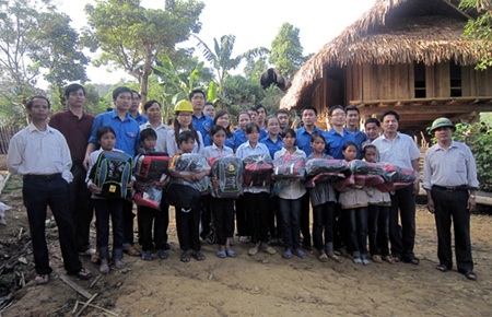 Đoàn thanh niên Cienco 4 tặng quà cho các em học sinh Đan Lai - nơi đại ngàn Pù Mát.