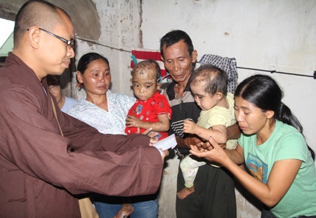 Trụ trì chùa Phúc Thành thầy Đình Tuệ trao quà tới chị Phương mẹ hai bé
