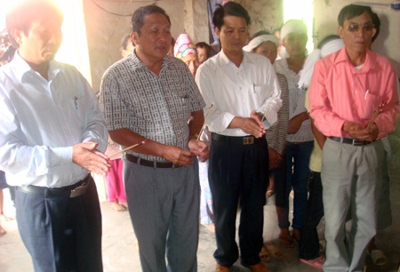 Lãnh đạo huyện Quỳnh Lưu thắp hương chia sẻ nỗi đau cho người quá cố.