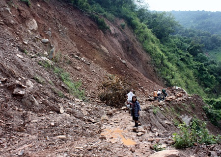 .... vừa đi bộ xắn quần, vừa ùn xe... 