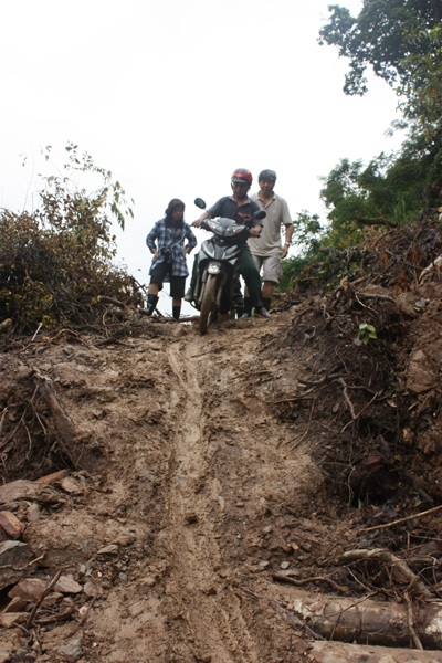 ... nhiều tuyến đường sạt lở nguy hiểm...