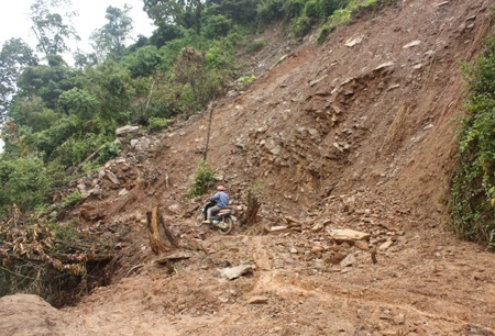và vùi lấp đường đi...