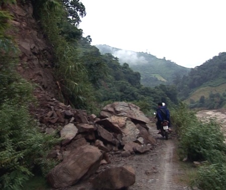 ... những tả đá sập xuống gây tắc đường...
