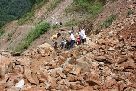 ... hiểm nguy trên con đường sạt lở...