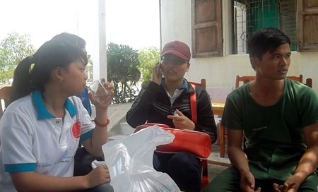 Các bạn trẻ háo hức trong ngày hiến máu. 