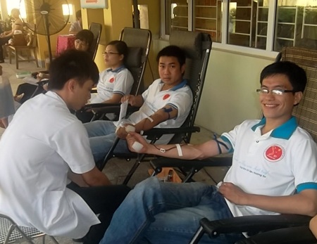 Những nụ cười tươi trên khuôn mặt các bạn trẻ...