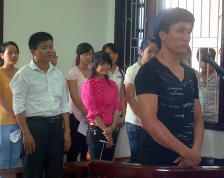 Hoàn tại phiên tòa.