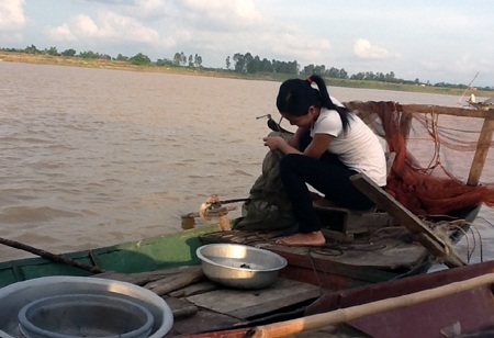 Hằng ngày Thắm và bố vẫn đều đặn cái nghề sông nước.