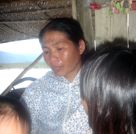 Chị Tịnh đã khóc suốt buổi khi tâm sự cùng PV Dân trí. 