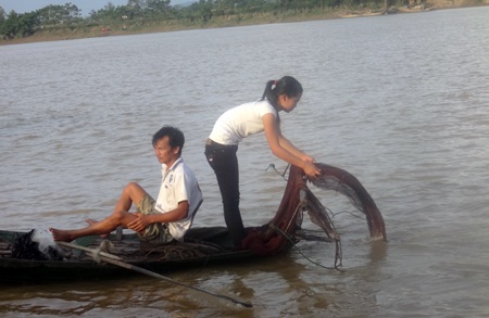 Hằng ngày Thắm và bố vẫn đều đặn cái nghề sông nước.