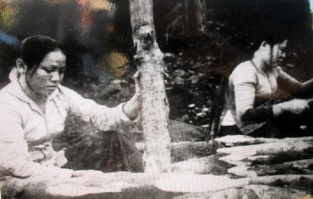 Tưởng nhớ 13 thanh niên xung phong Truông Bồn năm xưa - 5 TNXP vót chông làm cọc tiêu dẫn xe qua Truông Bồn.