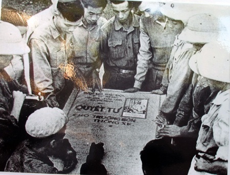 Tưởng nhớ 13 thanh niên xung phong Truông Bồn năm xưa - 2 Bộ đội và TNXP họp bàn phương án bảo vệ Truông Bồn.