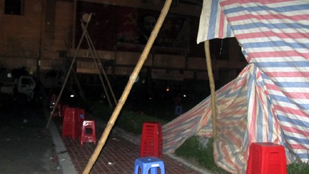 Chương trình “Xiếc mới thủ đô” bị tố lừa đảo - 5 Ngay sau đó, nhiều người đã đập phá, xé bạt bọc bao quanh... vì cho rằng mình bị lừa.