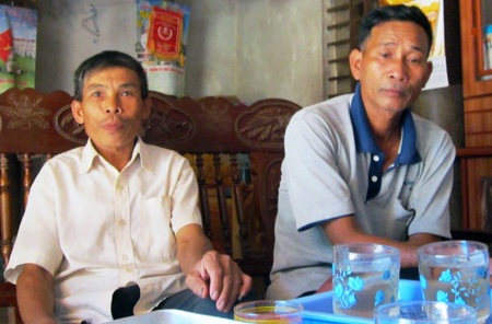 Lãnh đạo xã và người dân bên những diện tích Sở bị chết, kém hiệu quả ở xóm Dừa xã Nghĩa Yên