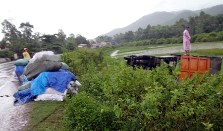 Chiếc xe tải lật xuống ruộng.