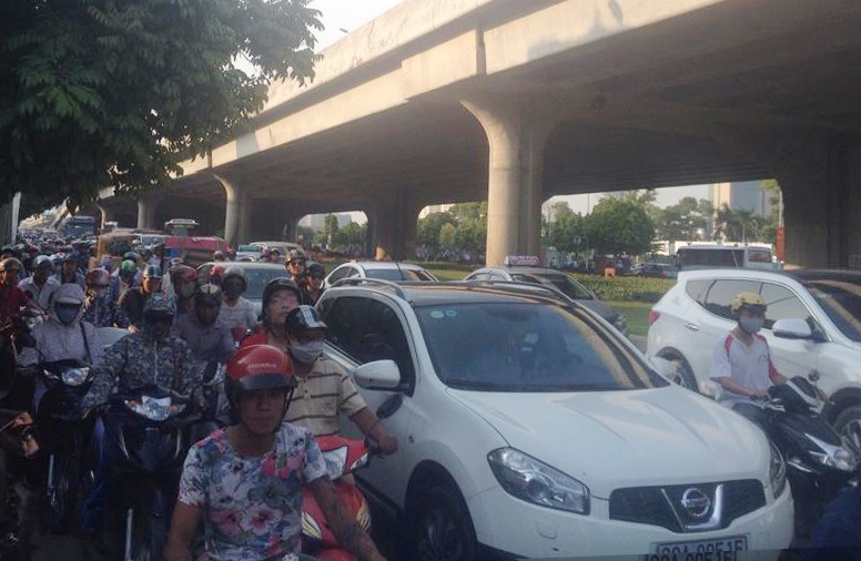 Hà Nội: Va chạm với xe ben, người đi xe máy tử vong tại chỗ - 2 Đường Khuất Duy Tiến ùn ứ kéo dài