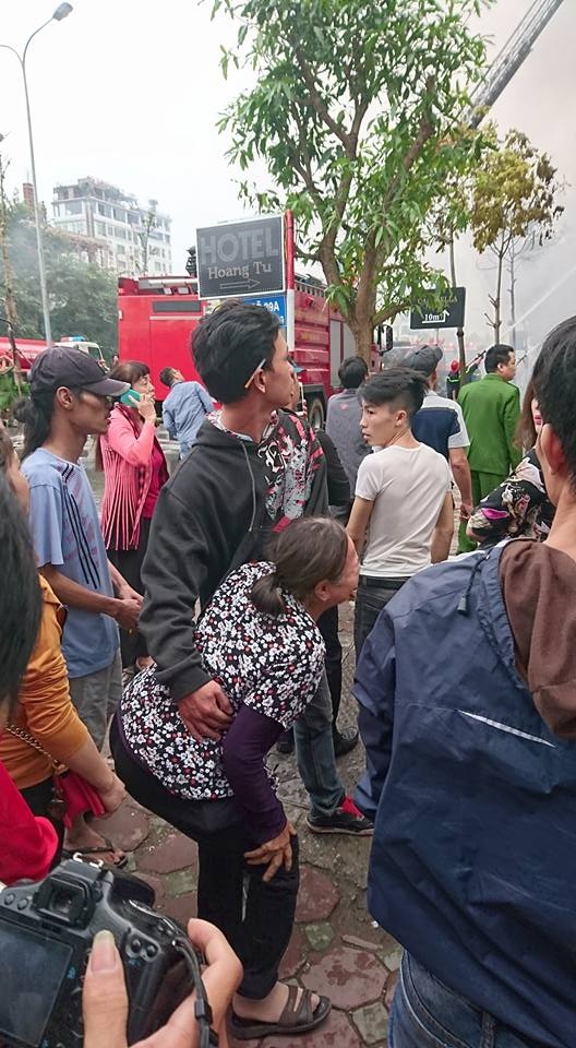 Nhân chứng kể lại vụ cháy quán karaoke kinh hoàng làm 13 người chết - 2
Bà Hà khóc chết lặng tại hiện trường khi không thể liên lạc với người cháu trai mà bà cho rằng đang mắc kẹt tại quán karaoke số 68.