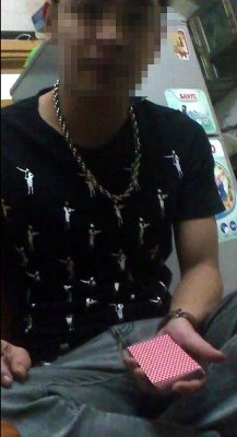 Gã bán các thiết bị cờ bạc bịp đang giới thiệu “hàng” 