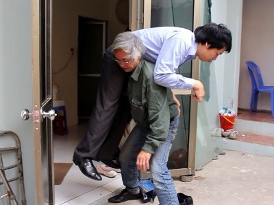 Bán nhà tiền tỷ, cha già tóc bạc cõng con đi học, đi làm - 1 Bán nhà tiền tỷ, cha già tóc bạc cõng con đi học, đi làm
