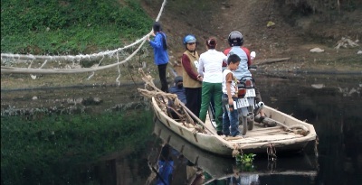Người dân ở đây mong mỏi 1 cây cầu để thoát cảnh đánh đu với tử thần này lâu lắm rồi chú ạ