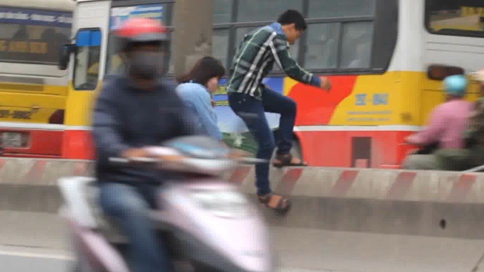 Hà Nội: “Tuyệt kỹ” phi thân qua dải phân cách - 1 Tuyệt kỹ phi thân qua dải phân cách