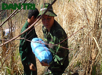 Tìm lại xương cốt người lính mũ sắt Hà Nội trong các hố chôn tập thể - 1 Cựu binh trung đoàn mũ sắt 209 quy tập hài cốt đồng đội